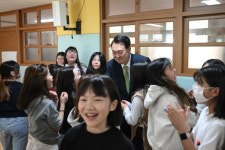 초등학생과 술래잡기한 尹 “늘봄학교 정책·재정 지원 아끼지 않을 것”