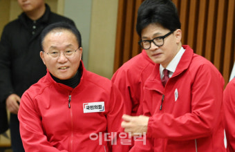 [포토]인사 나누는 한동훈 위원장-윤재옥 원내대표