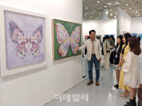 [포토] 화랑미술제 출품된 나비화가 김홍년 화접(花蝶)
