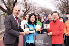 [포토] 페어몬트 앰배서더 서울, 시각 장애인 도시락 후원