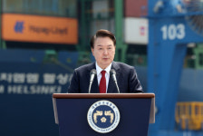 尹대통령 “부산항, 세계 최고 스마트항만으로 만들겠다”