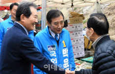 정세균 전 총리 포천5일장 찾아 박윤국 후보 지원 유세