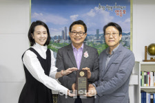 [포토] ‘선유도서관 사이로’ 조성 공로 감사패 전달