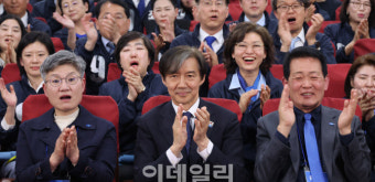 [포토]박수치는 조국 대표와 비례대표 후보들