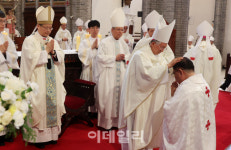 [포토]안수기도받는 이경상 신임 보좌주교