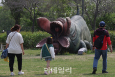 [포토]괴물 조형물 철거되나?