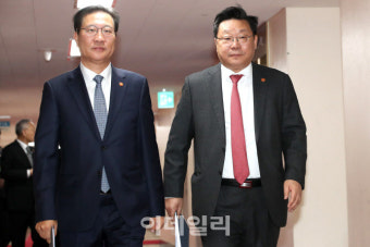 [포토]국무회의 입장하는 박성재-주형환