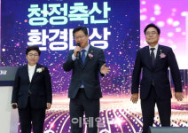 [포토] 청정축산 환경대상 축하하는 국회의원