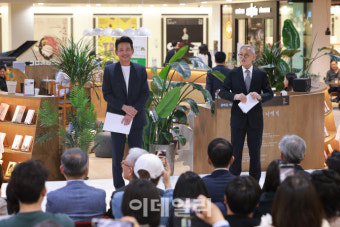 [포토]유인촌 문체부 장관-배우 황정민, 셰익스피어의 작품 '맥베스' 낭독