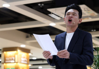 유인촌·황정민 맥베스 낭독…방방곡곡 책 권해 봄