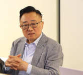 고동진 반도체는 국가 무기…적기투자 지원법 고심[만났습니다①]