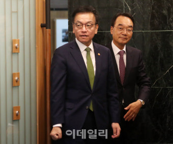 [포토] '미래전략포럼' 참석하는 최상목 부총리와 박재완 위원장