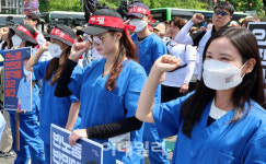 [포토]의료복입고 구호외치는 전국보건의료산업노동조합