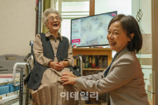 LH, 어버이날 맞아 임대주택 어르신 등 대상 꽃바구니 전달