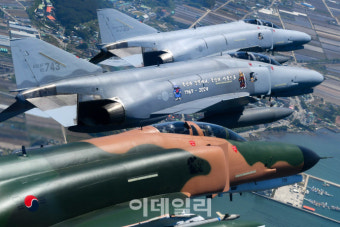 퇴역 앞둔 팬텀 '고별비행'…49년 전과 같이 순회비행 '임무완료'