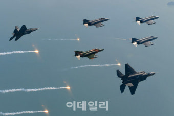 퇴역 앞둔 팬텀 '고별비행'…49년 전과 같이 순회비행 '임무완료'