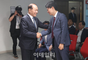 [포토]총선 백서 특별위원회, '악수하는 황우여-조정훈'