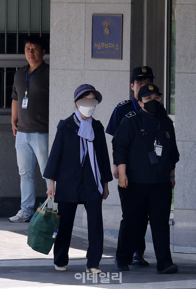 윤석열 대통령, 구치소서 국민에게 편지 전달하며 영장실질심사 나서