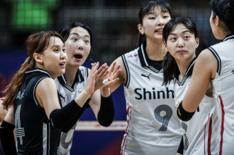 모랄레스 감독 지휘봉 잡은 한국 여자배구, 중국에 완패...VNL 28연패