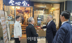 유인촌 장관 `퇴출 위기` 성심당 대전역점 찾았다