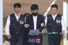 RKS범송엔터테인먼트 | [포토]호송차로 향하는 가수 김호중 소속사 대표