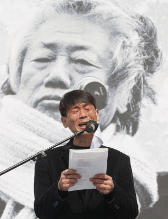 송경동 시인, 미신고 불법집회 8년 재판 끝에 벌금형 확정
