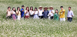 경북 안동 맹개마을 간 유인촌 장관, 메밀밭 걷다[포토]