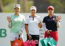 [포토]지한솔-서연정-이효송,첫 인사는 밝은 손인사