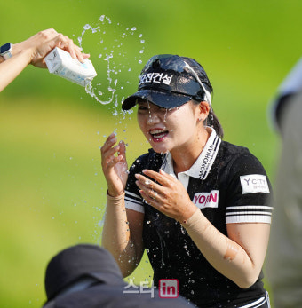 [포토]노승희,메이저 우승 축하 물세레