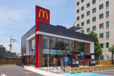 커피박으로 만든 난간 맥도날드 친환경 매장 ‘군산조촌DT점’ 개점