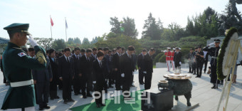 [포토]현충탑 참배하는 우원식 국회의장-상임위원장들