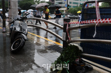 [르포]매일 오가던 길인데 시청역 출근길 참담…현장엔 국화꽃