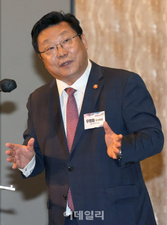 [포토]기조강연하는 주형환 부위원장