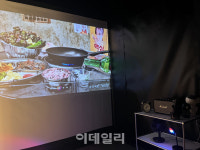 박람회장 안에 여행 욕구 자극하는 작은 영화관 [올댓트래블]