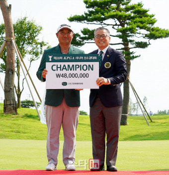 [포토] 모중경 'KPGA 김원섭 회장으로부터 우승수표'
