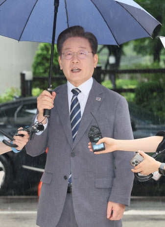 이재명, 위증교사 혐의로 징역 3년 선고...정치 생명에 큰 파장 예상