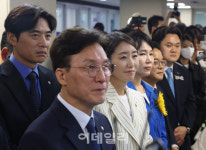 [포토]'이재명 기자회견 지켜보는 의원들'