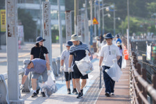 볼보그룹코리아, 창원 귀산해변서 반려해변 정화활동