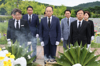 추경호 등 국민의힘 지도부, '순직 1주기' 채해병 묘역 참배