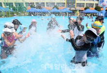 [포토] 초등학교 운동장에서 즐기는 물놀이