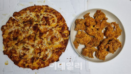 피자·치킨 모두 잡을까 놓칠까…맘스터치서 난리났다는 신메뉴 [먹어보고서]
