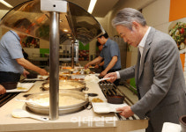 [포토] 구내식당 자율배식하는 강호동 농협회장