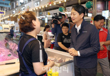 방학동 도깨비시장 찾은 산업장관…전통시장 많이 이용해주세요