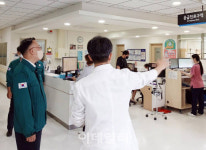 [포토]이한경 재난안전관리본부장, 추석 연휴 경기도의료원 안성병원 점검