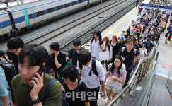 [포토]귀경객으로 붐비는 서울역, 고향 다녀오는 시민들