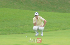 [포토] 유아현 '신중히 읽는 퍼팅라인'