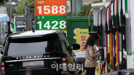 [포토]주유소 기름값 10주째 하락…휘발유, 33주만에 1,500원대 진입