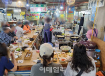 수백명 국수 웨이팅 이모카세 안동집…푸근한 손맛 느껴보니 [먹어보고서]