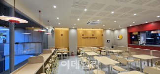 자동화 로봇 보글봇 도입 롯데리아, 서울대입구역점 리뉴얼 개점