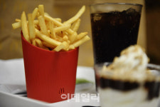美 고물가에 맥도날드 매출 줄자 생산축소, 400명 해고한 이 회사